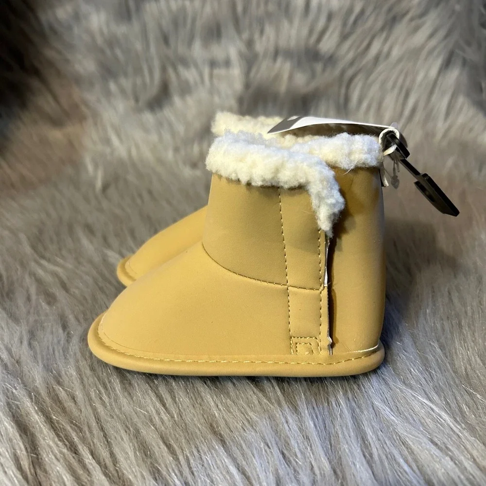 Carter's Child Of Mine Crib Shoes Baby's Size 3-6 Months Beige Boots Booties